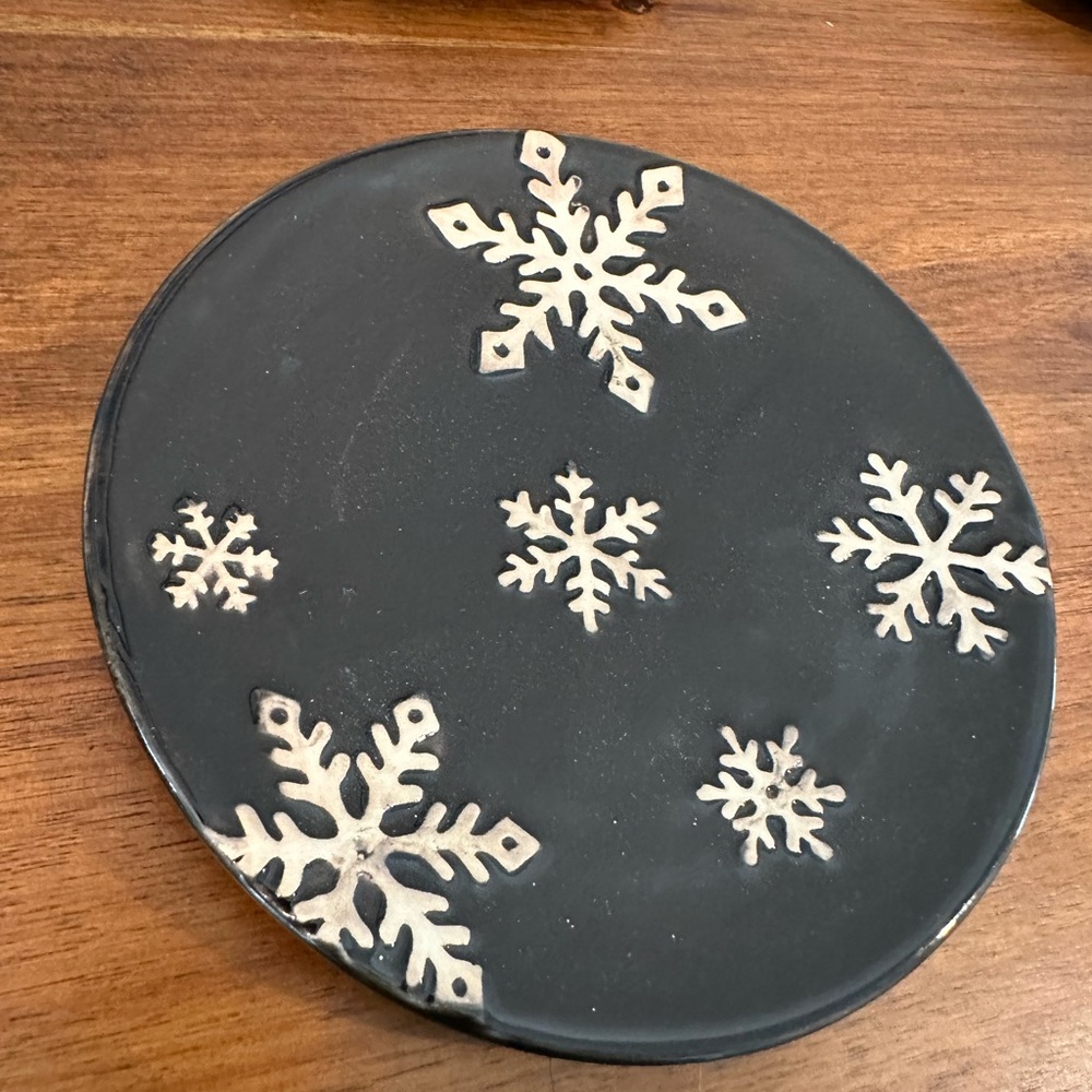 Brand New Laila Ali Black and White Snowflake Appetizer Plates